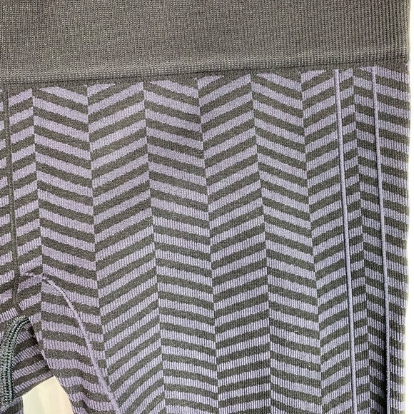 Lululemon In The Flow Crop II Size 8 Leggings Striped Purple Black High Rise - Picture 4 of 8